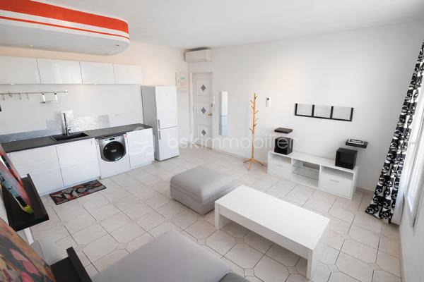 A vendre - T2 loué dernier étage – Vue Faron – Rentabilité immédiate – Parking – Cave – Toulon La Loubière – 157 000 €

💼 Investisseurs : opportunité clé en main avec revenus immédiats !

Situé dans le quartier recherché de La Loubière à Toulon, au calme d’une impasse, découvrez ce charmant T2 d'environ 37 m², au 2ᵉ et dernier étage d’un petit immeuble de 10 lots.

👉 Appartement vendu loué avec bail en cours – idéal pour un investissement sécurisé.

💰 Revenus locatifs :

Loyer hors charges : 660 € / mois
Charges : 30 € / mois
👉 Total encaissé : 693,10 € / mois

📅 Bail en cours depuis avril 2026

💡 Rentabilité brute attractive d’environ 5 %

🏡 Description du bien :

L’appartement se compose de :

✔ Un séjour lumineux avec cuisine ouverte de 22,33 m² (exposition Ouest)
✔ Cuisine équipée (plaque, four, hotte, réfrigérateur, machine à laver)
✔ Une belle chambre avec placard
✔ Une salle d’eau avec WC
✔ Une loggia fermée avec vue dégagée sur le Mont Faron

📦 Annexes & prestations :

✔ Cave privative de 6,21 m²
✔ Parking collectif réservé à la résidence
✔ Climatisation réversible
✔ Double vitrage PVC
✔ Fibre optique
✔ Faibles charges

➕ Atout supplémentaire :

Combles privatifs mentionnés à l’acte, offrant un potentiel d’évolution ou de valorisation (sous réserve d’autorisations).

📍 Emplacement :

✔ Quartier calme et recherché
✔ Proximité centre-ville
✔ Accès rapide aux axes routiers
✔ Commerces, écoles et services à proximité

💰 Informations financières :

Prix : 157 000 € FAI
Charges de copropriété : ≈ 680 € / an
Taxe foncière : 798 € / an
Copropriété : 10 lots

🔎 Informations techniques :

Surface : environ 37 m²
DPE : C (132)
GES : A (4)
Chauffage : climatisation réversible
Étage : 2ᵉ et dernier
Ascenseur : non

📞 Une opportunité rare sur le secteur avec locataire en place.
Contactez-moi dès maintenant pour plus d’informations ou organiser une visite.

Kévin LEXA – 06 50 74 25 70