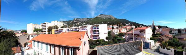 A vendre - T2 loué dernier étage – Vue Faron – Rentabilité immédiate – Parking – Cave – Toulon La Loubière – 157 000 €

💼 Investisseurs : opportunité clé en main avec revenus immédiats !

Situé dans le quartier recherché de La Loubière à Toulon, au calme d’une impasse, découvrez ce charmant T2 d'environ 37 m², au 2ᵉ et dernier étage d’un petit immeuble de 10 lots.

👉 Appartement vendu loué avec bail en cours – idéal pour un investissement sécurisé.

💰 Revenus locatifs :

Loyer hors charges : 660 € / mois
Charges : 30 € / mois
👉 Total encaissé : 693,10 € / mois

📅 Bail en cours depuis avril 2026

💡 Rentabilité brute attractive d’environ 5 %

🏡 Description du bien :

L’appartement se compose de :

✔ Un séjour lumineux avec cuisine ouverte de 22,33 m² (exposition Ouest)
✔ Cuisine équipée (plaque, four, hotte, réfrigérateur, machine à laver)
✔ Une belle chambre avec placard
✔ Une salle d’eau avec WC
✔ Une loggia fermée avec vue dégagée sur le Mont Faron

📦 Annexes & prestations :

✔ Cave privative de 6,21 m²
✔ Parking collectif réservé à la résidence
✔ Climatisation réversible
✔ Double vitrage PVC
✔ Fibre optique
✔ Faibles charges

➕ Atout supplémentaire :

Combles privatifs mentionnés à l’acte, offrant un potentiel d’évolution ou de valorisation (sous réserve d’autorisations).

📍 Emplacement :

✔ Quartier calme et recherché
✔ Proximité centre-ville
✔ Accès rapide aux axes routiers
✔ Commerces, écoles et services à proximité

💰 Informations financières :

Prix : 157 000 € FAI
Charges de copropriété : ≈ 680 € / an
Taxe foncière : 798 € / an
Copropriété : 10 lots

🔎 Informations techniques :

Surface : environ 37 m²
DPE : C (132)
GES : A (4)
Chauffage : climatisation réversible
Étage : 2ᵉ et dernier
Ascenseur : non

📞 Une opportunité rare sur le secteur avec locataire en place.
Contactez-moi dès maintenant pour plus d’informations ou organiser une visite.

Kévin LEXA – 06 50 74 25 70