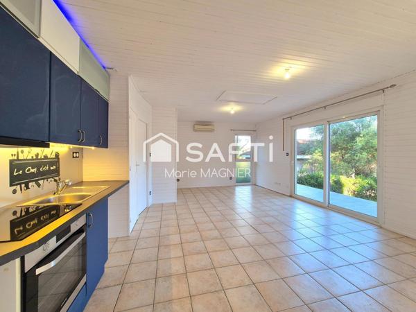 Beau Chalet  T3 - 2 chambres  de 50m2 entièrement rénové, sur terrain de 234m2 clôturé, au calme, avec piscine, à Gassin, proche commerces et plages