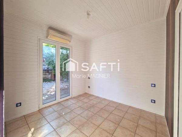 Beau Chalet  T3 - 2 chambres  de 50m2 entièrement rénové, sur terrain de 234m2 clôturé, au calme, avec piscine, à Gassin, proche commerces et plages