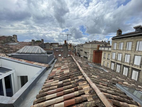 Niché au Dessus de Bordeaux, le Charme d'un Cocon Baigné de Clarté