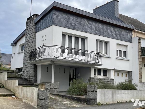 CENTRE VILLE AVEC 3 CHAMBRES SUR 594 m² - 2 ENTREES  A RENOVER A LOCMINE