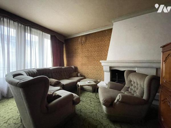 CENTRE VILLE AVEC 3 CHAMBRES SUR 594 m² - 2 ENTREES  A RENOVER A LOCMINE