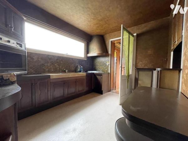 CENTRE VILLE AVEC 3 CHAMBRES SUR 594 m² - 2 ENTREES  A RENOVER A LOCMINE