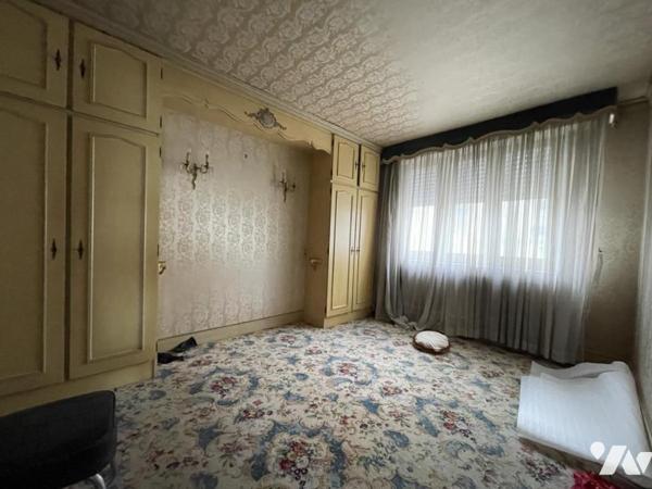 CENTRE VILLE AVEC 3 CHAMBRES SUR 594 m² - 2 ENTREES  A RENOVER A LOCMINE