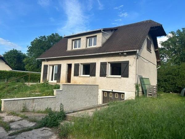 A proximité D'Ezy-sur-Eure découvrez cette maison familiale de 130m² située dans un environnement CHIC et résidentiel. son atout majeur; un fort potentiel d'aménagement avec jusqu'à 5 chambres, idéal pour une grande famille ou un projet évolutif .