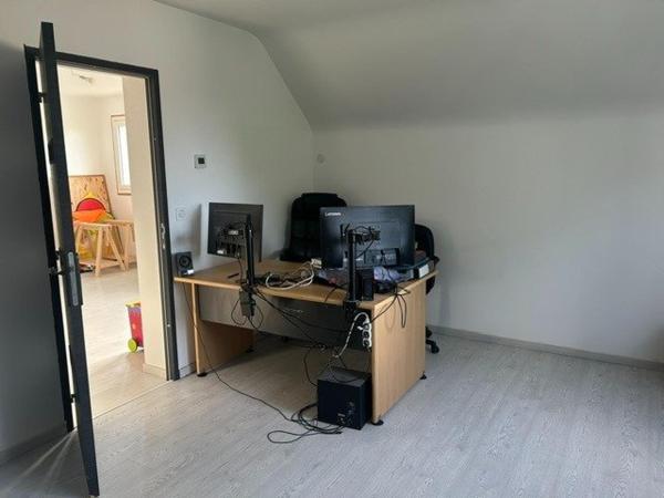 A proximité D'Ezy-sur-Eure découvrez cette maison familiale de 130m² située dans un environnement CHIC et résidentiel. son atout majeur; un fort potentiel d'aménagement avec jusqu'à 5 chambres, idéal pour une grande famille ou un projet évolutif .