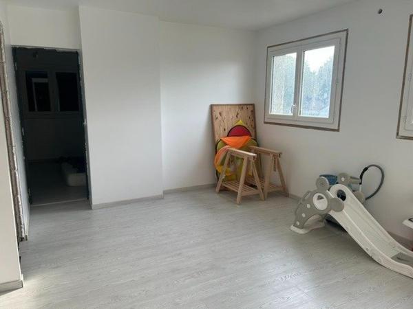 A proximité D'Ezy-sur-Eure découvrez cette maison familiale de 130m² située dans un environnement CHIC et résidentiel. son atout majeur; un fort potentiel d'aménagement avec jusqu'à 5 chambres, idéal pour une grande famille ou un projet évolutif .