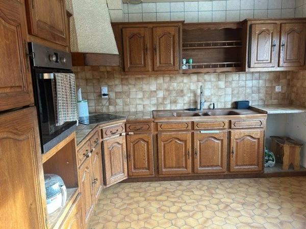 A proximité D'Ezy-sur-Eure découvrez cette maison familiale de 130m² située dans un environnement CHIC et résidentiel. son atout majeur; un fort potentiel d'aménagement avec jusqu'à 5 chambres, idéal pour une grande famille ou un projet évolutif .