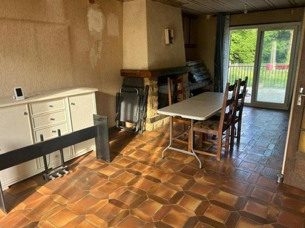 A proximité D'Ezy-sur-Eure découvrez cette maison familiale de 130m² située dans un environnement CHIC et résidentiel. son atout majeur; un fort potentiel d'aménagement avec jusqu'à 5 chambres, idéal pour une grande famille ou un projet évolutif .