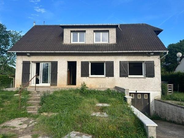 A proximité D'Ezy-sur-Eure découvrez cette maison familiale de 130m² située dans un environnement CHIC et résidentiel. son atout majeur; un fort potentiel d'aménagement avec jusqu'à 5 chambres, idéal pour une grande famille ou un projet évolutif .
