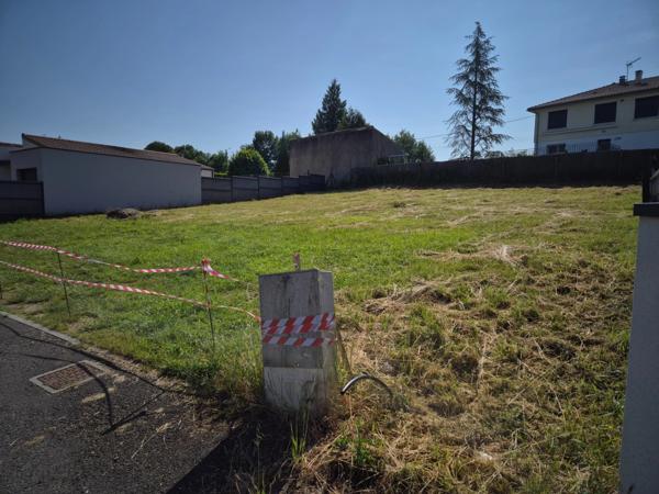 Terrain constructible dans petit lotissement, emplacement qualitatif avec vue sur bosquet