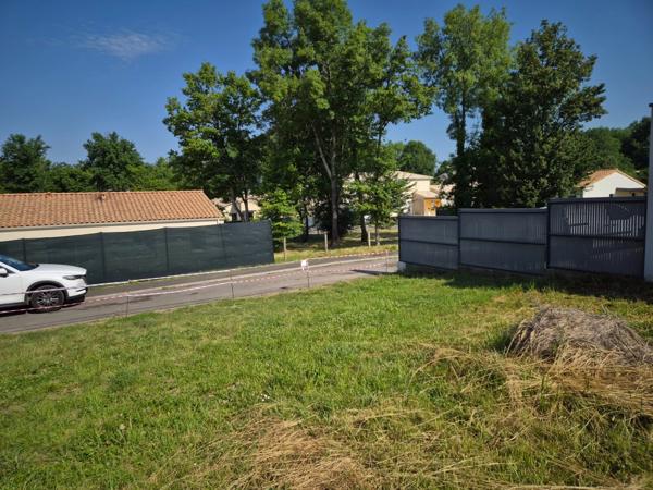 Terrain constructible dans petit lotissement, emplacement qualitatif avec vue sur bosquet
