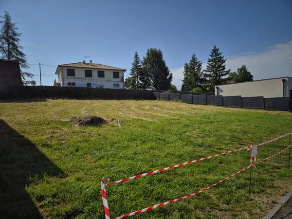 Terrain constructible dans petit lotissement, emplacement qualitatif avec vue sur bosquet