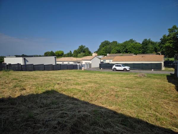 Terrain constructible dans petit lotissement, emplacement qualitatif avec vue sur bosquet