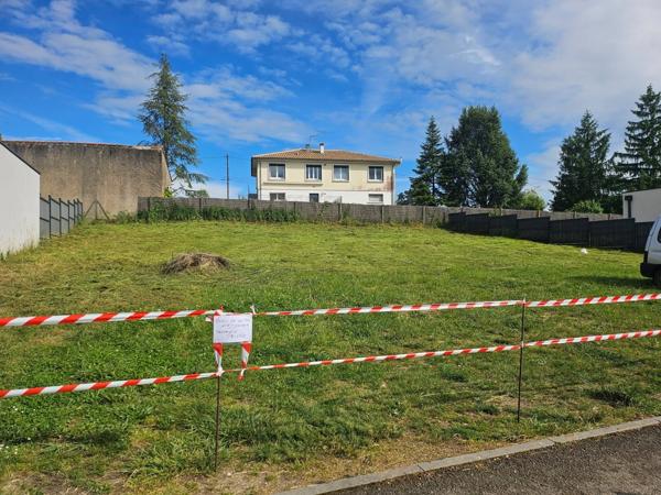Terrain constructible dans petit lotissement, emplacement qualitatif avec vue sur bosquet