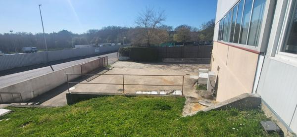 Local Commercial
         5 pièces
        - 1100 m²