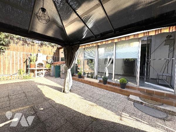Un duplex en copropriété d'une surface de 78 m² habitable avec véranda, cour, terrasse et garage.