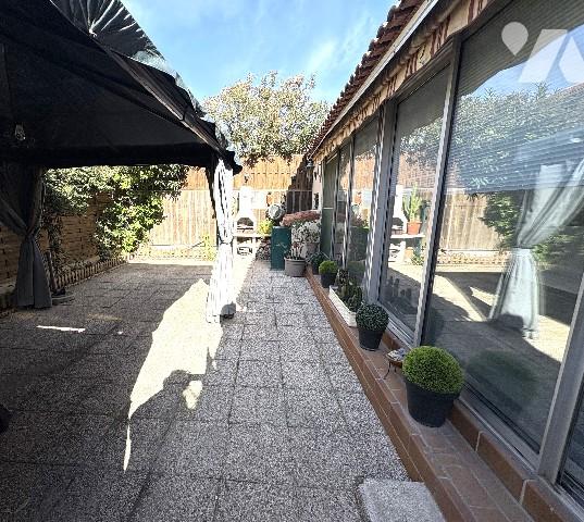Un duplex en copropriété d'une surface de 78 m² habitable avec véranda, cour, terrasse et garage.