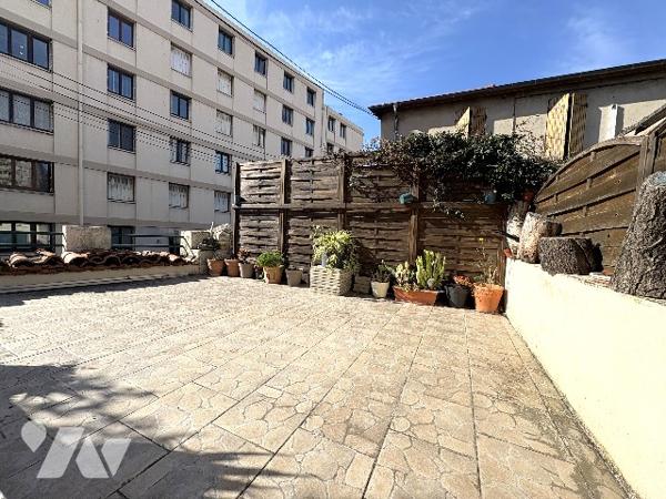 Un duplex en copropriété d'une surface de 78 m² habitable avec véranda, cour, terrasse et garage.