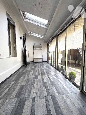 Un duplex en copropriété d'une surface de 78 m² habitable avec véranda, cour, terrasse et garage.