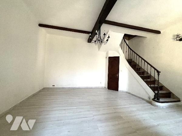 Un duplex en copropriété d'une surface de 78 m² habitable avec véranda, cour, terrasse et garage.