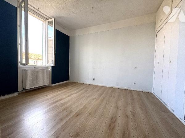 Un duplex en copropriété d'une surface de 78 m² habitable avec véranda, cour, terrasse et garage.