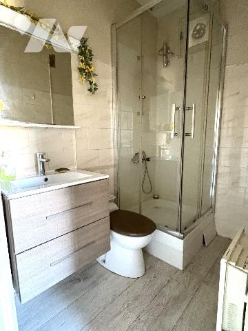 Un duplex en copropriété d'une surface de 78 m² habitable avec véranda, cour, terrasse et garage.