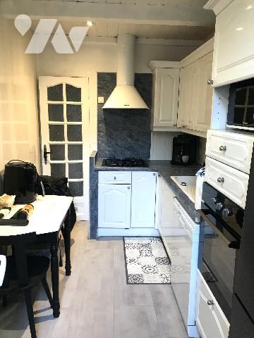 Un duplex en copropriété d'une surface de 78 m² habitable avec véranda, cour, terrasse et garage.