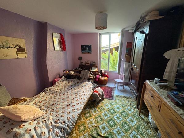 COUP DE COEUR : maison de bourg atypique. Gros potentiel & charme absolu