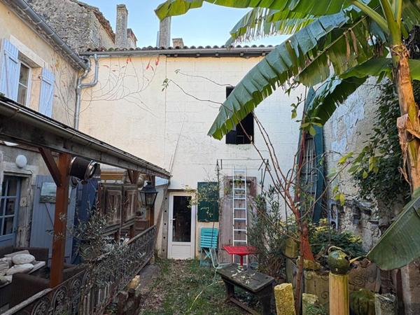 COUP DE COEUR : maison de bourg atypique. Gros potentiel & charme absolu