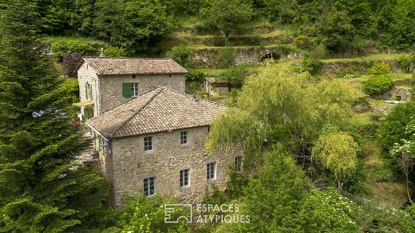 Charme et authenticité d’un ancien moulinage en pierre, avec gite, vue, ruisseau, source en Ardèche