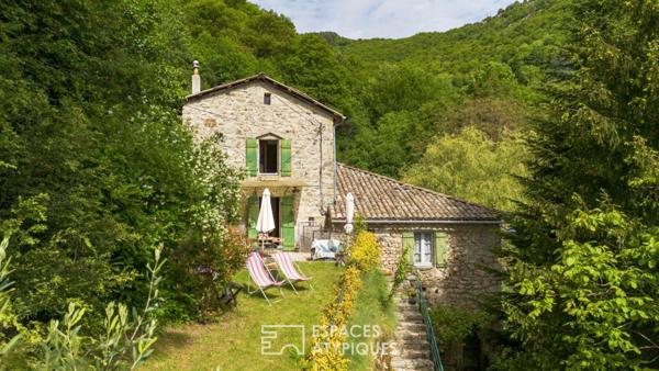 Charme et authenticité d’un ancien moulinage en pierre, avec gite, vue, ruisseau, source en Ardèche