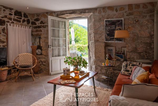 Charme et authenticité d’un ancien moulinage en pierre, avec gite, vue, ruisseau, source en Ardèche
