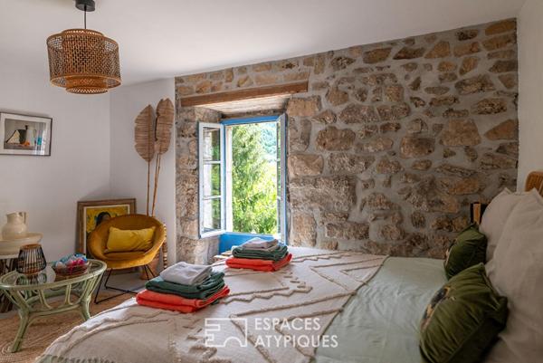 Charme et authenticité d’un ancien moulinage en pierre, avec gite, vue, ruisseau, source en Ardèche
