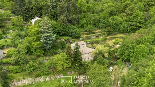 Charme et authenticité d’un ancien moulinage en pierre, avec gite, vue, ruisseau, source en Ardèche