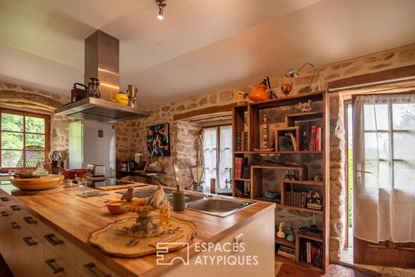 Charme et authenticité d’un ancien moulinage en pierre, avec gite, vue, ruisseau, source en Ardèche