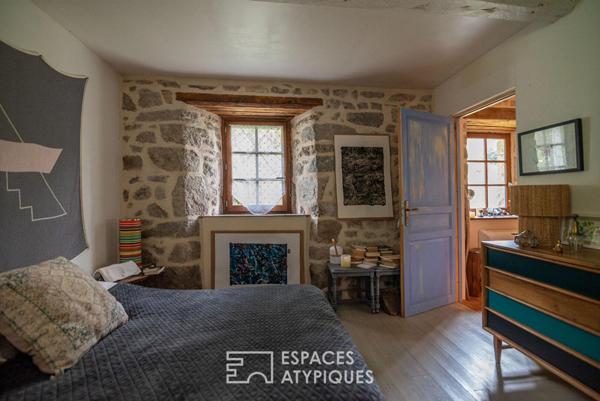 Charme et authenticité d’un ancien moulinage en pierre, avec gite, vue, ruisseau, source en Ardèche