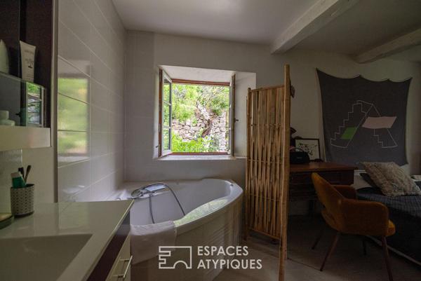 Charme et authenticité d’un ancien moulinage en pierre, avec gite, vue, ruisseau, source en Ardèche