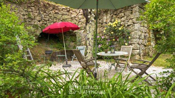 Charme et authenticité d’un ancien moulinage en pierre, avec gite, vue, ruisseau, source en Ardèche
