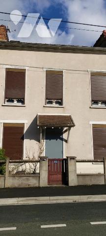 MAISON DE VILLE sise à SAINT PIERRE LES NEMOURS