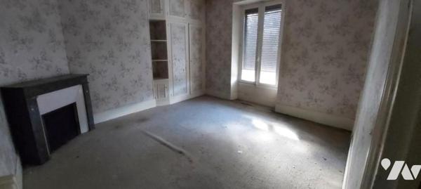 MAISON DE VILLE sise à SAINT PIERRE LES NEMOURS