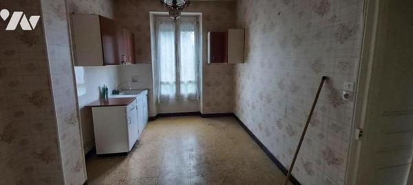 MAISON DE VILLE sise à SAINT PIERRE LES NEMOURS