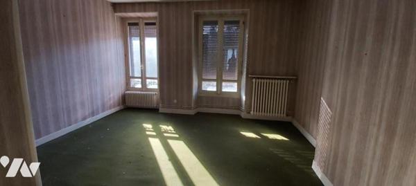 MAISON DE VILLE sise à SAINT PIERRE LES NEMOURS