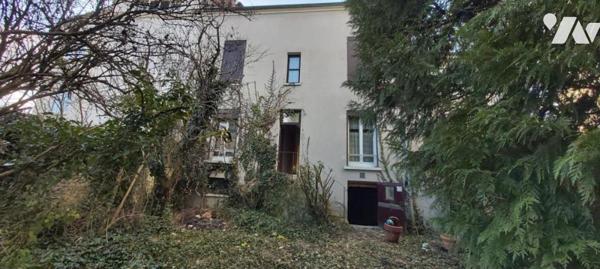 MAISON DE VILLE sise à SAINT PIERRE LES NEMOURS