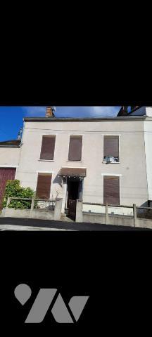 MAISON DE VILLE sise à SAINT PIERRE LES NEMOURS