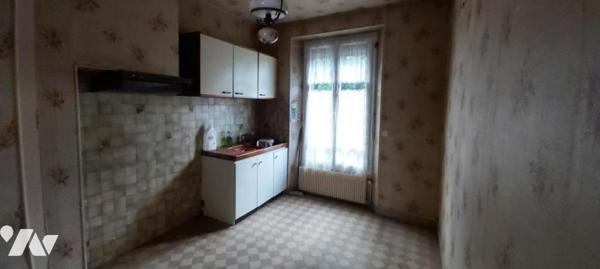 MAISON DE VILLE sise à SAINT PIERRE LES NEMOURS