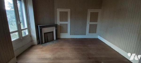 MAISON DE VILLE sise à SAINT PIERRE LES NEMOURS