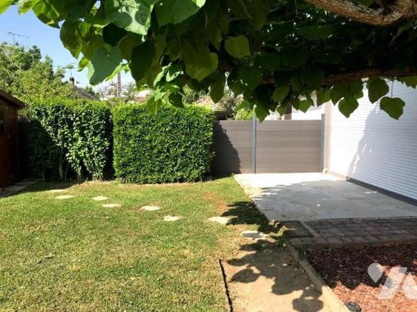 Un pavillon d'habitation composé d'une entrée, cuisine aménagée, salon-salle à manger, WC, sall...