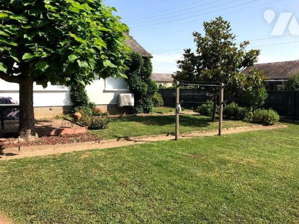 Un pavillon d'habitation composé d'une entrée, cuisine aménagée, salon-salle à manger, WC, sall...